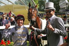 Frankie Dettori und Besitzer Sheikh Joaan bin Hamad bin Khalifa Al Thani posieren mit The Wow Signal im Absattelring. Foto: www.galoppfoto.de - Frank Sorge