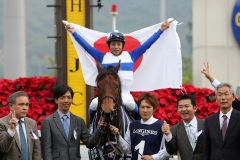 Eine Fahne für Lord Kanaloa, nunmehr Doppelsieger im Hong Kong Sprint. Douglas Whyste und Glorious Days nach dem Sieg in der Hong Kong Mile. Foto: www.galoppfoto.de - Frank Sorge