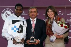 Ein dickes Trostplaster für den Trainer Andreas Wöhler: Bei der Siegerehrung mit Besitzerin Dr. Ingrid Hornig und Jockey Eduardo Pedroza. www.galoppfoto.de - Frank Sorge