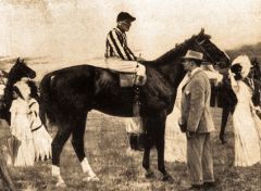 Derbysieger Arnfried - am Kopf des Pferdes Trainer Reginald Day