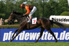 Mi Emma unter Eduardo Pedroza gewinnt die 87. German 1000 Guineas (Gr II) 2007. Foto: www.galoppfoto.de