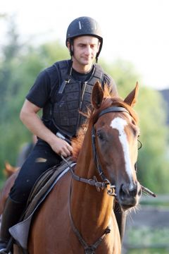 Vanjura mit Roland Dzubasz bei der Morgenarbeit in Hoppegarten. www.galoppfoto.de