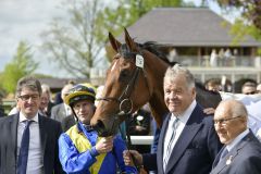 Desert Crown mit Trainer Sir Michael Stoute (2.v.r.) und Racing-Manager Bruce Raymond (re.). www.galoppfoto.de - JJ Clark