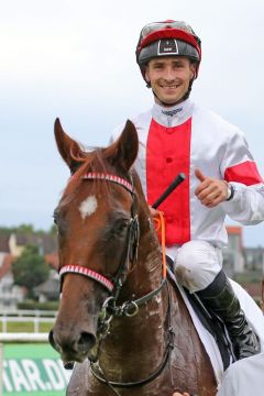  Lordano mit Rene Piechulek nach dem Sieg im Baden-Badener Steher-Cup. ©galoppfoto - Frank Sorge