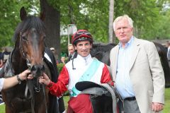 Der Trainer war nicht in Hoppegarten: Aff un zo, Andrasch Starke und Besitzer Holger Renz. www.galoppfoto.de