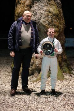 Darren Moffat nach dem Premieren-Sieg 2015 mit Air Attack in Dortmund (mit Rennvereinspräsident Andreas Tiedtke). Foto: Dr. Jens Fuchs