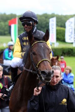 Akua'na mit Eduardo Pedroza nach dem Sieg in Hoppegarten. www.galoppfoto.de - Frank Sorge