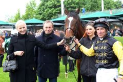 Akua'rella mit Andrasch Starke, Trainer Dominik Moser und Besitzerin Julia Baum nach dem Sieg im Mai 2018. www.galoppfoto.de - Frank Sorge