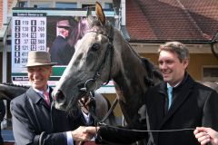 Alaskakönigin mit Dr. Günter Paul (links) für das Gestüt Röttgen und Trainer Markus Klug. www.galoppfoto.de - Sarah Bauer