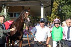 Alounak mit Clement Lecoeuvre, Trainer Waldemar Hickst (rechts) und Holger Faust (links) nach dem Sieg im 64. Preis der Sparkassen Finanzgruppe. www.galoppfoto.de - Sarah Bauer