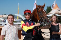 Ami Rouge mit Henk Grewe und Trainer Martin Bach nach dem Sieg, Hamburg 2010. www.galoppfoto.de