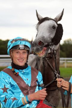 Arktis mit Martin Seidl nach dem Sieg in der Taxi4Horses Fillies Trophy. galoppfoto.de -  Frank Sorge