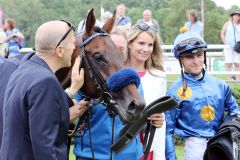 Assistent mit Thore Hammer-Hansen, Nadine Siepmann und Lars-Wilhelm Baumgarten für das Syndikat Liberty Racing 2020 nach dem Sieg im Derby-Trial. ©galoppfoto - Frank Sorge