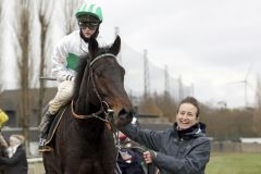 Atze mit Sibylle Vogt und Nadine Mittag nach dem Sieg im  RaceBets.de - Grand Prix - BBAG Auktionsrennen. ©galoppfoto - Stephanie Gruttmann