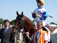 Tres Blue mit Fabrice Veron vor dem Deutschen Derby. Foto: Karina Strübbe