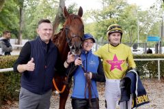 Be Ruby mit Lukas Delozier und Trainer Bohumil Nedorostek nach dem lukrativen Sieg im Dortmunder Stuten-Auktionsrennen. ©galoppfoto - Stephanie Gruttmann