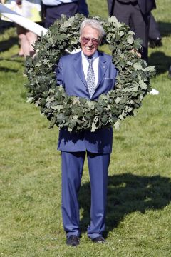 Eigentlich ja für das siegreiche Pferd gedacht, aber Weltstar wollte nicht ... Besitzer Dr. Günter Paul nach dem Sieg im IDEE 149. Deutsches Derby. www.galoppfoto.de - Frank Sorge