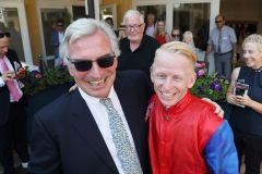 Strahlende Gesichter: Besitzer Georg Baron von Ullmann und Jockey Filip Minarik nach dem Erfolg mit Alson im Zukunftsrennen. www.galoppfoto.de - Frank Sorge