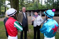 Das Besitzerehepaar Marlene und Frank Haller mit "ihrem" Jockey Stephen Hellyn (rechts) und dem Zazou-Reiter Alexander Pietsch im Führring. www.dequia.de