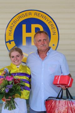 Besitzertrainer Armin Weidler mit Tochter Anna-Lena Weidler im Portrait 2022 in Bad Harzburg. ©galoppfoto 