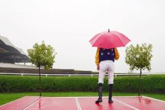 Jockey im Regen: Jozef Bojko bei der Siegerehrung nach dem Erfolg auf Libertadore. www.galoppfoto.de - Marius Schwarz