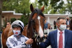 Jockey Colin Keane, Broome und sein Pfleger nach dem Sieg im Grand Prix de Saint-Cloud.  Foto: Dr. Jens Fuchs