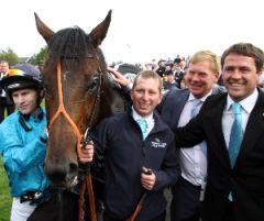 Erster Gruppe I-Sieg für Brown Panther, Besitzer Michael Owen freut's. Foto ITM