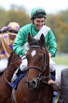 Caesarion mit Wladimir Panov nach dem Sieg in Halle. www.galoppfoto.de