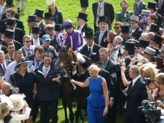 Camelot - der Derbysieger wird gefeiert. Foto: Heidrun Küster