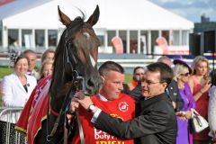 Camelot mit Trainer Aidan O'Brien nach dem Erfolg im Irish Derby. www.galoppfoto.de - John James Clark