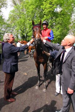 Chef im Ring: Georg Baron von Ullmann (rechts) und Trainer Peter Hirschberger mit ihrem Meilenstar Alianthus nach der Excelsior Hotel Ernst-Meile. www.galoppfoto.de - Scherning