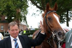 Coca mit Trainer Lutz Pyritz nach dem Sieg in Hoppegarten 2014. www.galoppfoto.de - Frank Sorge