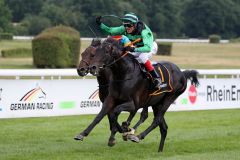 Gruß in Publikum von Jockey Andreas Helfenbein: Colomano gewinnt das 182. Oppenheim-Union-Rennen, Gr. II, in Köln. Foto: Dr. Jens Fuchs