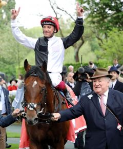 Cracksman mit Frankie Dettori und Besitzer A. Oppenheimer nach dem Sieg im Prix Ganay am 29.04.2018 in Longchamp - Foto: Dr. Jens Fuchs