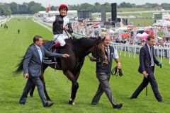 Cracksman mit Frankie Dettori nach dem Sieg im Coronation Cup, Gr. I, im Juni 2018. www.galoppfoto.de - Petr Guth