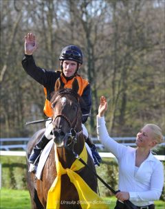 Andrasch Starke auf dem ersten Gruppe-Sieger der Saison: Amaron gewinnt die wettmeister Frühjahrsmeile. Foto: Ursula Stüwe-Schmitz