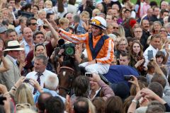 Danedream mit Andrasch Starke nach dem Sieg im Grossen Preis von Baden. www.galoppfoto.de - Frank Sorge