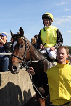 Danisa mit Filip Minarik nach dem Maidensieg. www.galoppfoto.de - Frank Sorge