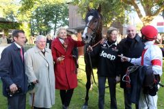 Das Siegerteam mit Neatico nach dem 23. Westminster Preis der Deutschen Einheit (v.l.n.r.): Trainer Peter Schiergen, Hein Bollow, Sonja Wewering, Besitzer Manfred Ostermann und Jockey Andrasch Starke. www.galoppfoto.de - Frank Sorge