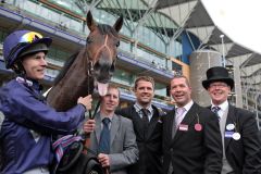 Das Team um Brown Panther mit Jockey Richard Kingscote und Michael Owen (3. v. r.) nach dem Sieg in Royal Ascot. www.galoppfoto.de