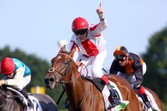 Daytona Bay mit Lennart Hammer-Hansen gewinnt den Almased-Cup. www.galoppfoto.de - Frank Sorge