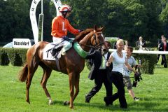 Briseida nach ihrem Sieg in den 88. German 1000 Guineas mit Martin Dwyer. Foto: Ursula Stüwer-Schmitz