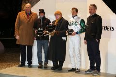 Siegerehrung zum Sea The Moon-Rennen am letzten Renntag des Jahres für den Stall ABC und Trainerin Sarah Weis (2. v. l.) und Jockey Alexander Weis. Foto: Dr. Jens Fuchs 