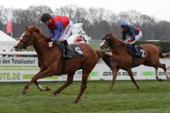 Die Derby-Nennung ist abgegeben: Der Adlerflug-Sohn Isidor gewinnt sein Debüt über 2200 Meter im Dreijährigen-Rennen leicht mit Filip Minarik. www.galoppfoto.de - Sandra Scherning