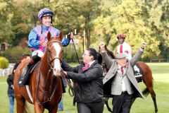 Der Altmeister Hans-Jürgen Gröschel jubelt über seinen Sieger Itobo im Preis der Deutschen Einheit, im Hintergrund der Derbysieger Laccario mit einem enttäuschten Eduardo Pedroza. www.galoppfoto.de - Frank Sorge