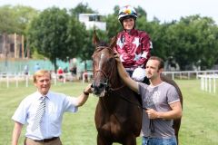 Der Düsseldorfer Trainer Ertürk Kurdu holt Almaviva mit Manuela Murke nach ihrem Hamburger Sieg vom Geläuf. www.galoppfoto.de