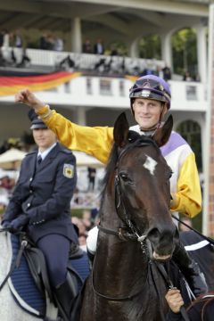 Devastar mit Martin Seidl nach dem Sieg im 26. Preis der Deutschen Einheit. www.galoppfoto.de - Frank Sorge