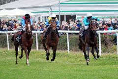 Die Krönung eines erfolgreichen Jahres für Rene Piechulek - mit Mansour gewinnt er das letzte Black Type-Rennen des Jahres für Trainer Toni Potters und Besitzerin  Angelika Muntwyler. ©galoppfoto - Frank Sorge