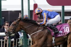 Die Stute Found siegt mit Ryan Moore in den Farben von Michael Tabor, Derrick Smith und Sue Magnier in neuer Bahnrekordzeit im Qatar Prix de l'Arc de Triomphe in Chantilly. www.galoppfoto.de - Frank Sorge