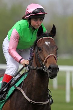 Jetzt auch in den Austrian Oaks erfolgreich: Dime Dancer und Tamara Hofer - hier beim Aufgalopp in München. www.galoppfoto.de (Archiv) - Sebastian Höger